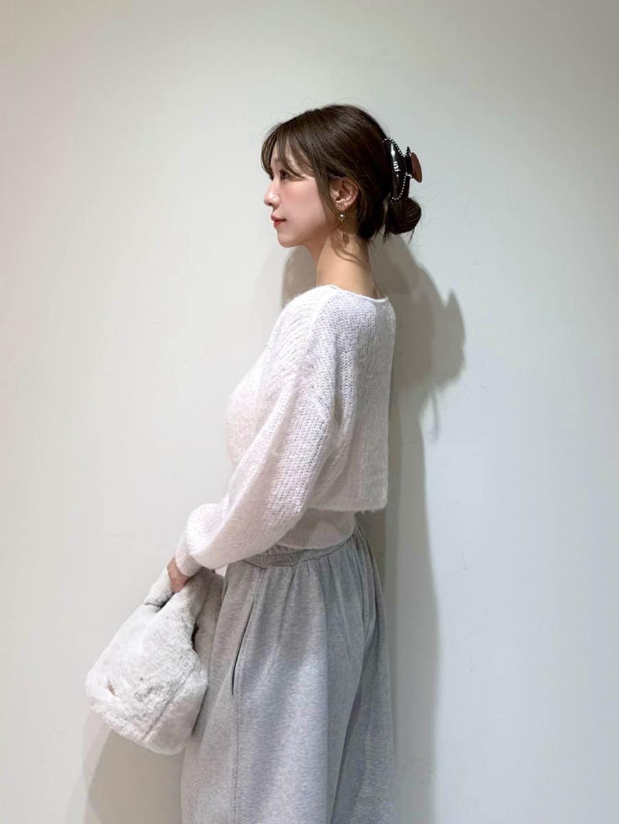 グレー系のその他パンツ、ピンク系のカーディガン/ボレロ、ブラック系のサンダルを着用したレディースの秋コーディネートの5枚目の写真