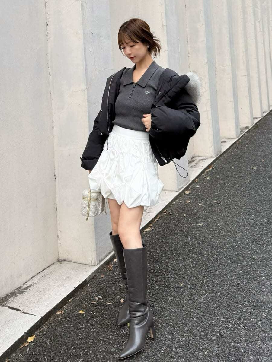 グレー系のブーツ、ホワイト系のその他パンツ、グレー系のニット/セーターを着用したレディースの秋コーディネートの2枚目の写真