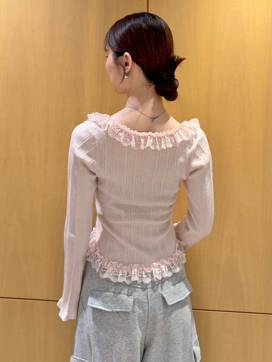 グレー系のその他パンツ、ピンク系のニット/セーター、ブラック系のショルダーバッグを着用したレディースの夏コーディネートの7枚目の写真