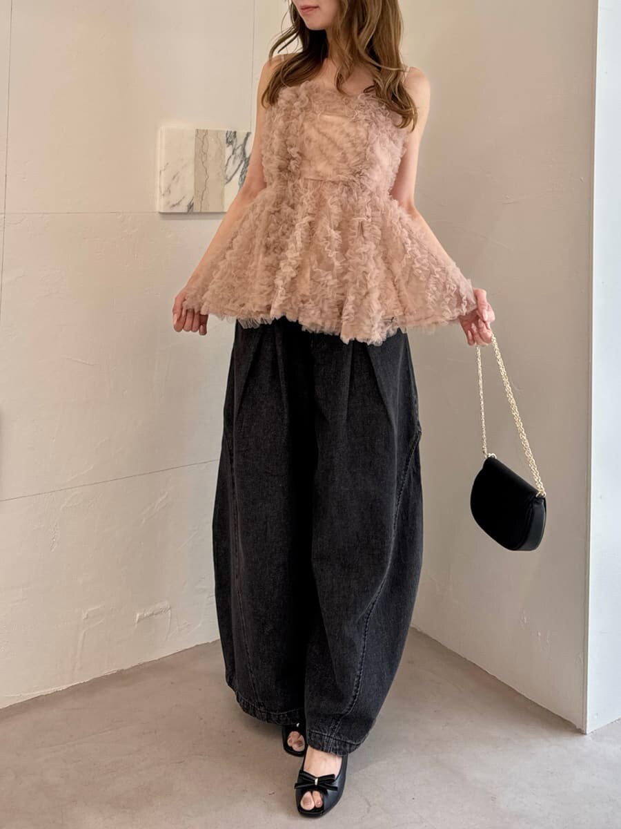 ブラック系のショルダーバッグ、ブラック系のデニムパンツ、ピンク系のシャツ/ブラウスを着用したレディースの夏コーディネートの4枚目の写真