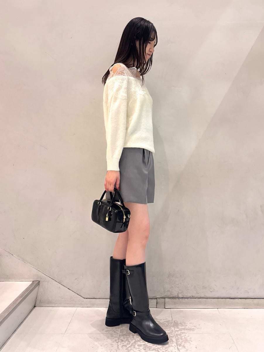 ホワイト系のニット/セーター、グレー系のその他パンツ、ブラック系のボストンバッグを着用したレディースの秋コーディネートの2枚目の写真