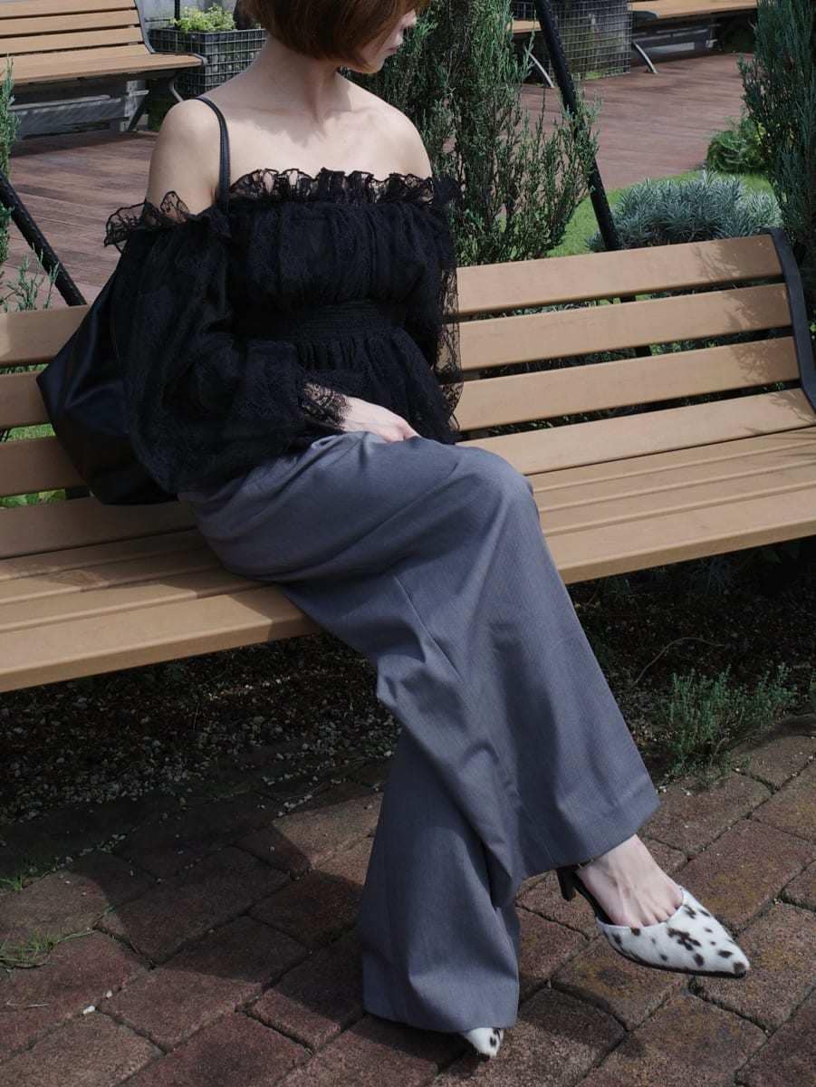 グレー系のその他パンツ、ブラック系のシャツ/ブラウス、その他のパンプスを着用したレディースの秋コーディネートの5枚目の写真