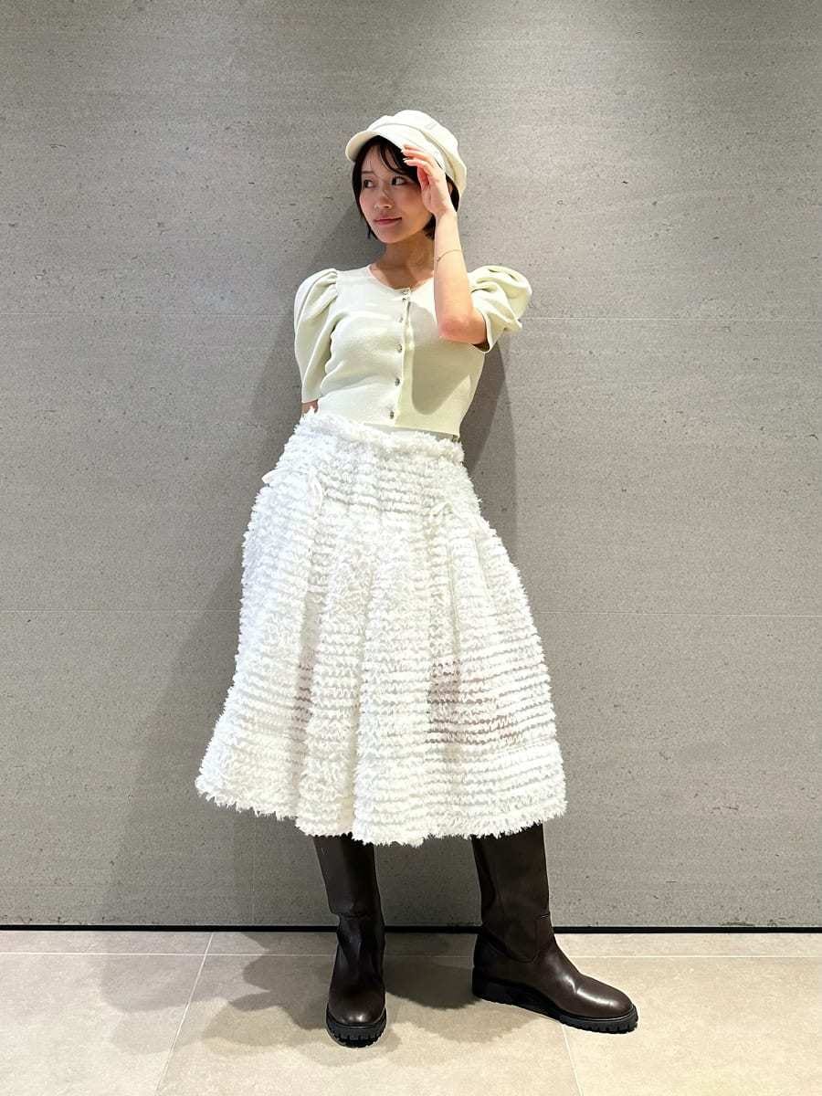 イエロー系のカーディガン/ボレロ、ブラック系のショルダーバッグを着用したレディースの春コーディネートの4枚目の写真