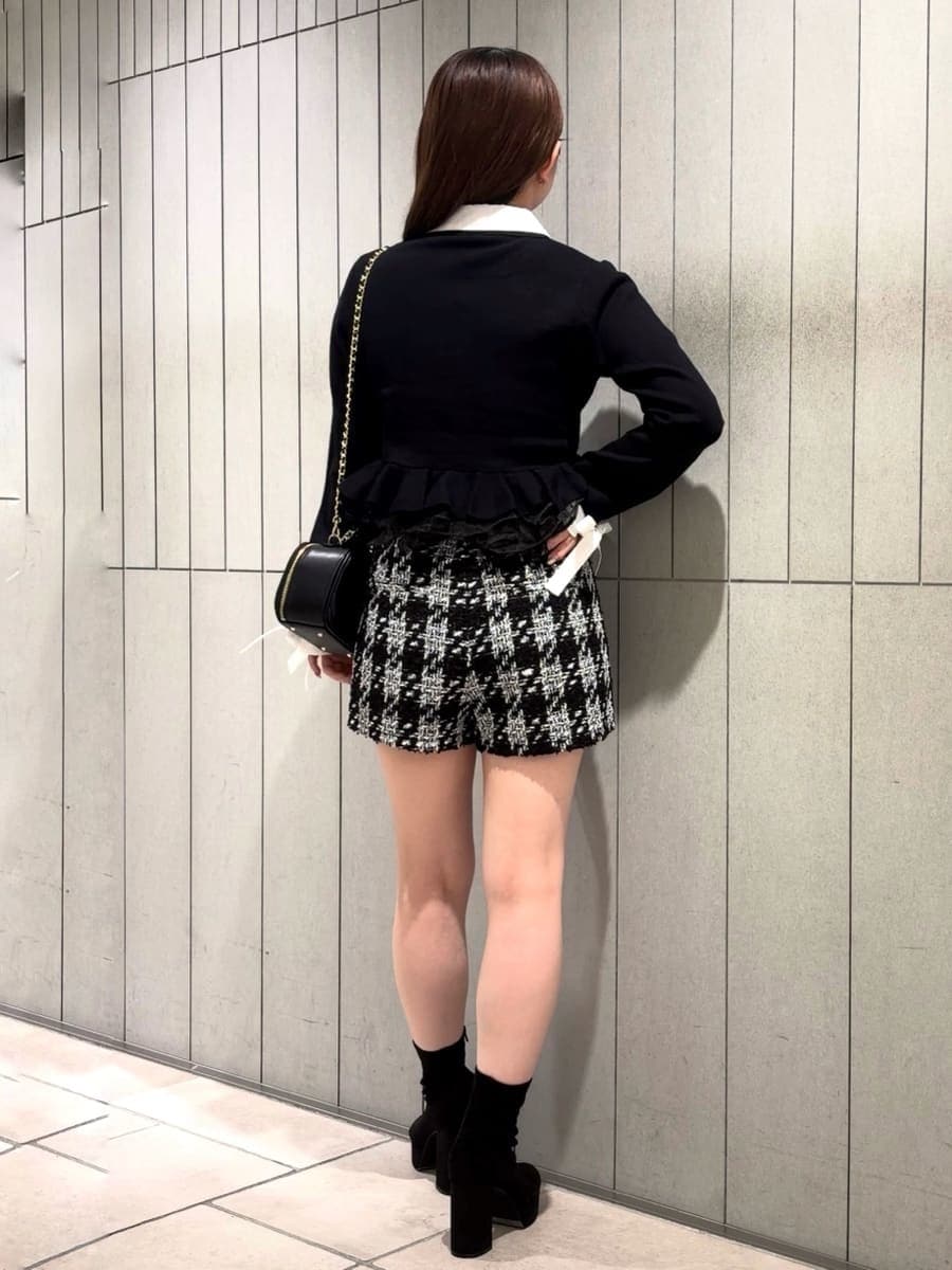 ブラック系のその他パンツ、ブラック系のカーディガン/ボレロ、ブラック系のブーツを着用したレディースの秋コーディネートの3枚目の写真