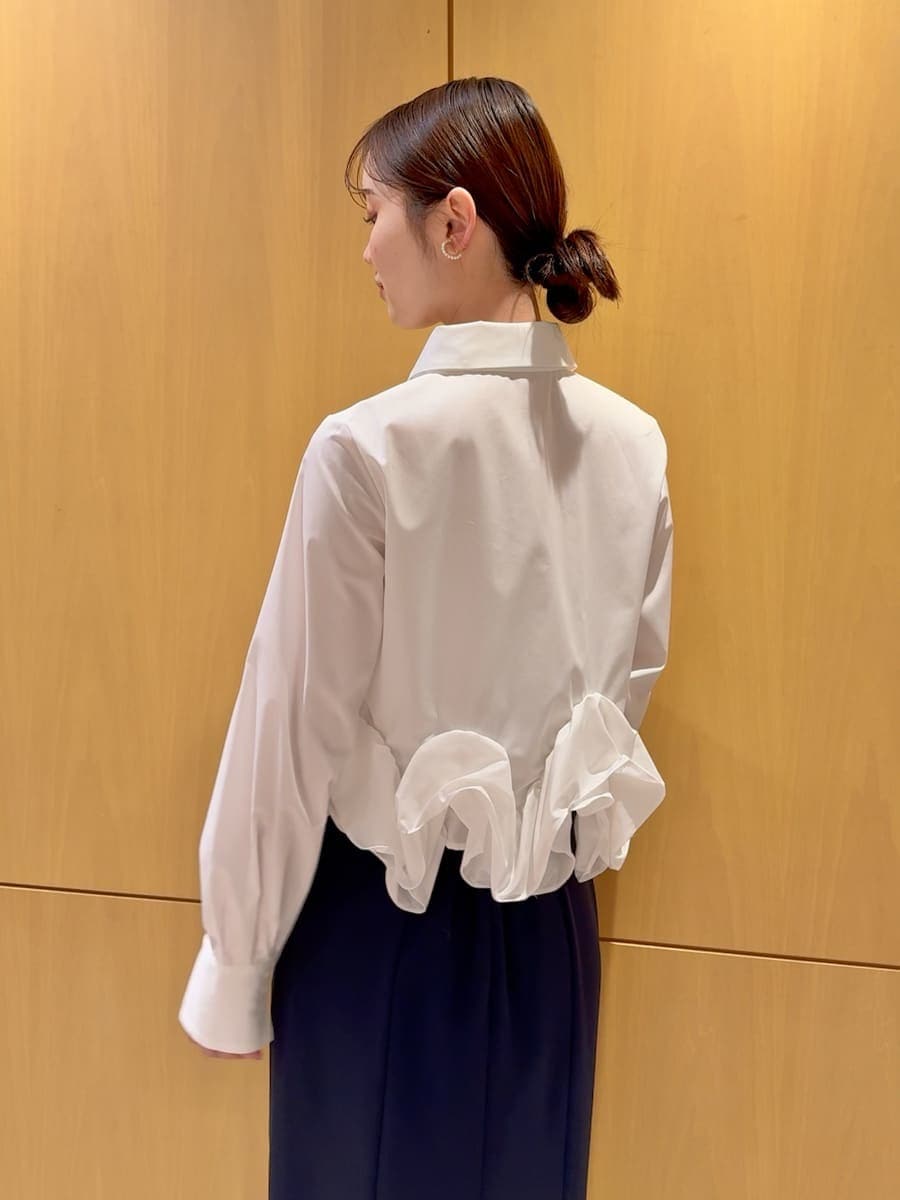 ブルー系のスカート、ホワイト系のシャツ/ブラウス、イエロー系のショルダーバッグを着用したレディースの冬コーディネートの6枚目の写真