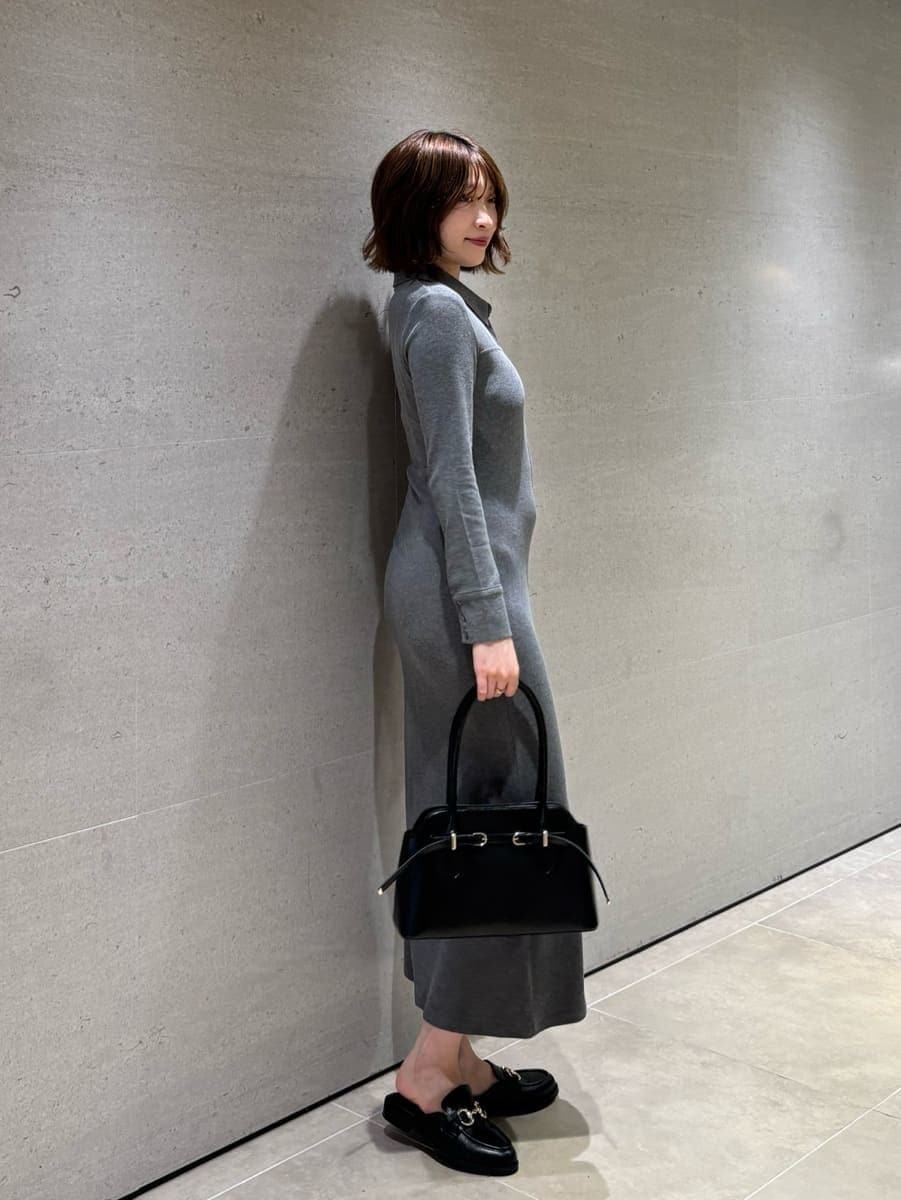 グレー系のワンピース、ブラック系のボストンバッグを着用したレディースの秋コーディネートの4枚目の写真