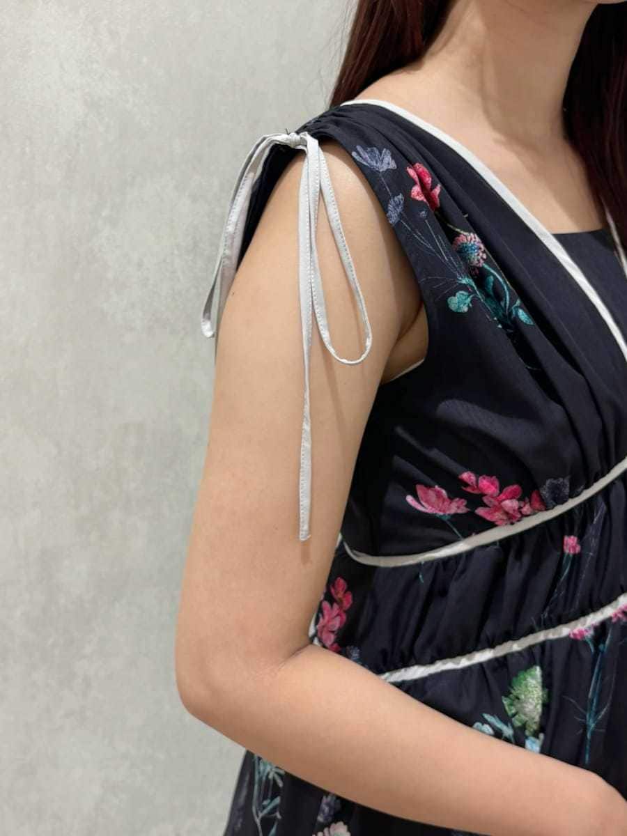 ブルー系のワンピース、ブラック系のショルダーバッグを着用したレディースの夏コーディネートの8枚目の写真