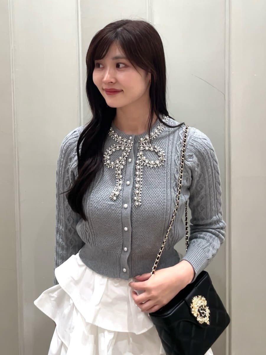 ホワイト系のその他パンツ、グレー系のニット/セーター、ブラック系のブーツを着用したレディースの秋コーディネートの9枚目の写真