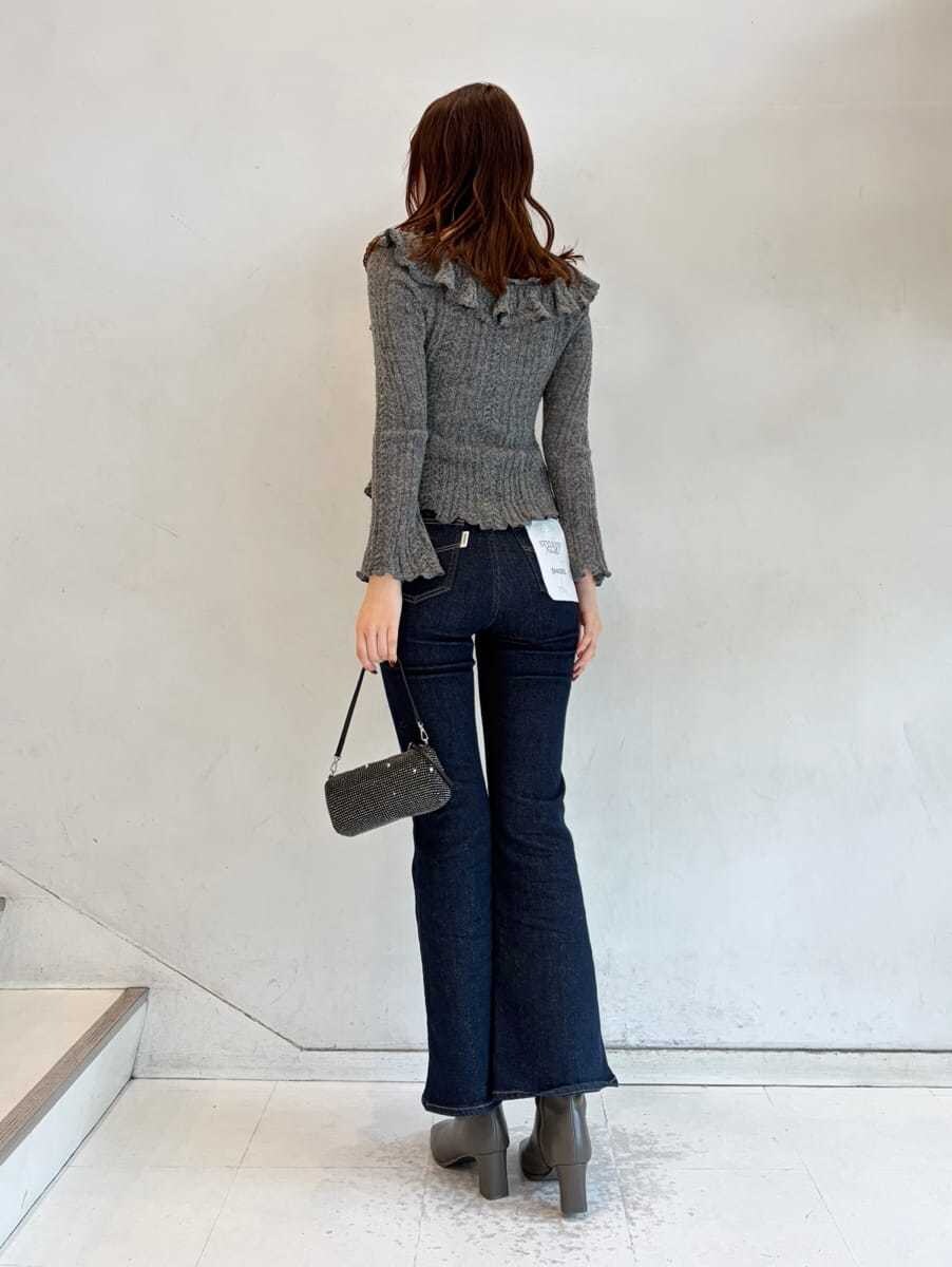 ブルー系のその他パンツ、グレー系のニット/セーターを着用したレディースの冬コーディネートの6枚目の写真