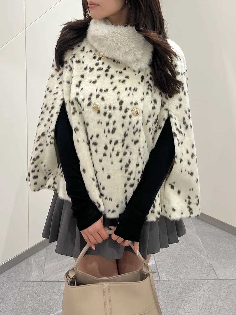 その他のチェスターコート、グレー系のその他パンツ、ブラウン系のブーツを着用したレディースの秋コーディネートの4枚目の写真