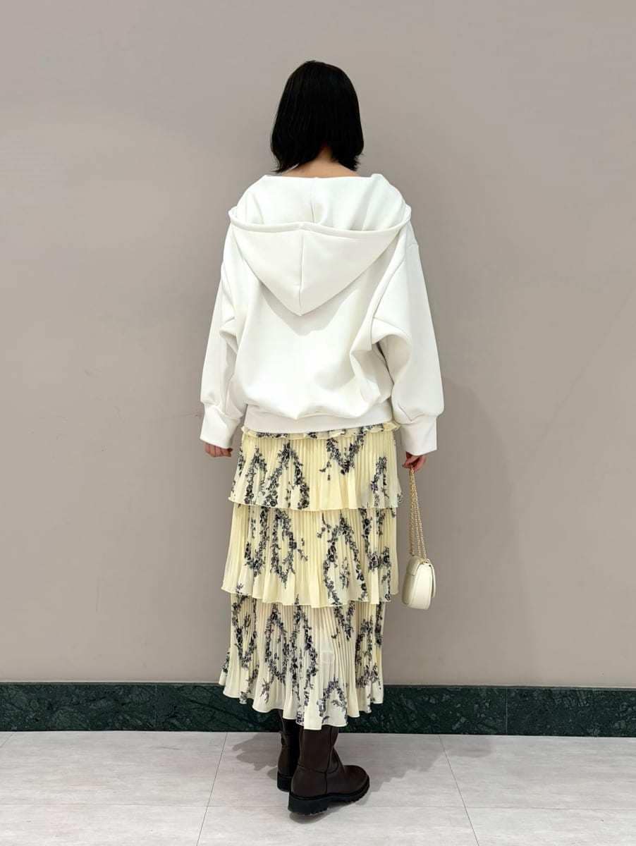 ホワイト系のパーカー、イエロー系のスカート、ホワイト系のショルダーバッグを着用したレディースの冬コーディネートの3枚目の写真