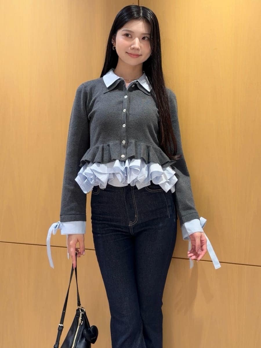 ブルー系のデニムパンツ、ベージュ系のブルゾン、グレー系のカーディガン/ボレロを着用したレディースの秋コーディネートの7枚目の写真