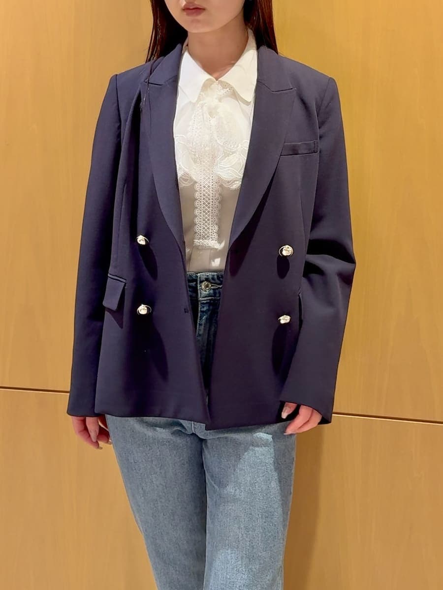 ブルー系のその他パンツ、ブルー系のテーラードジャケット、ホワイト系のニット/セーターを着用したレディースの春コーディネートの9枚目の写真