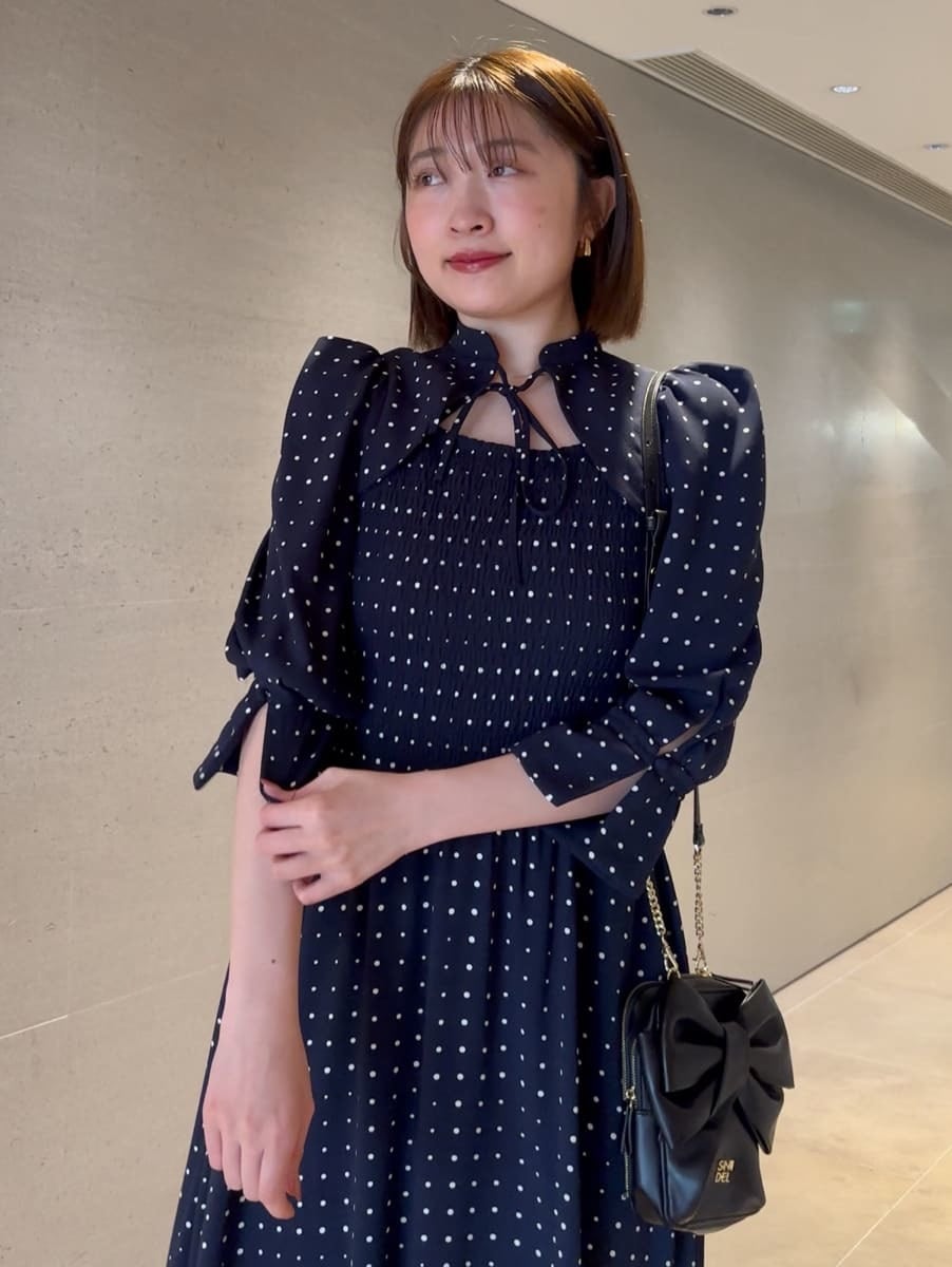 ブルー系のワンピースを着用したレディースの春コーディネートの4枚目の写真