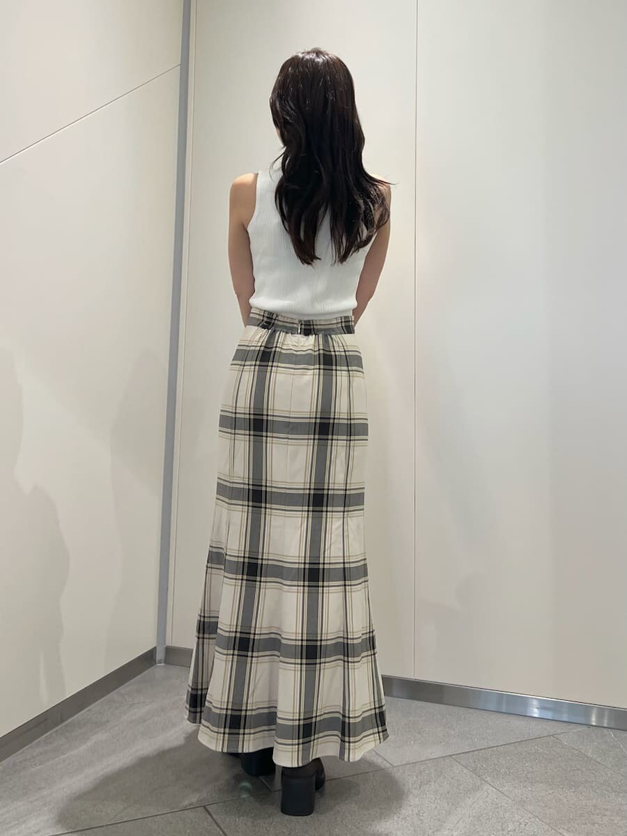 ブラウン系のブルゾン、その他のスカート、ホワイト系のTシャツ/カットソーを着用したレディースの夏コーディネートの8枚目の写真