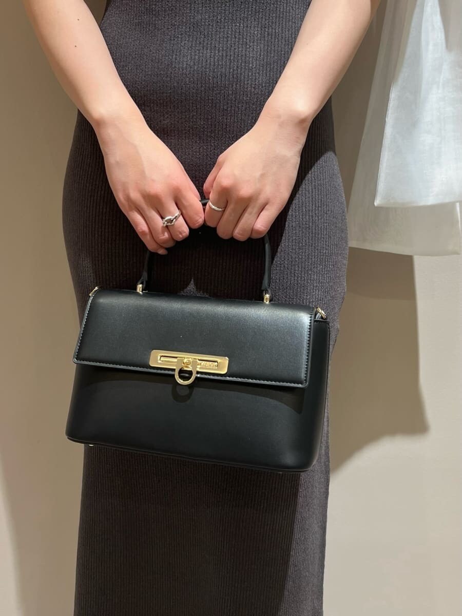 グレー系のワンピース、ブラック系のショルダーバッグ、その他のピアス（両耳用）を着用したレディースの夏コーディネートの6枚目の写真