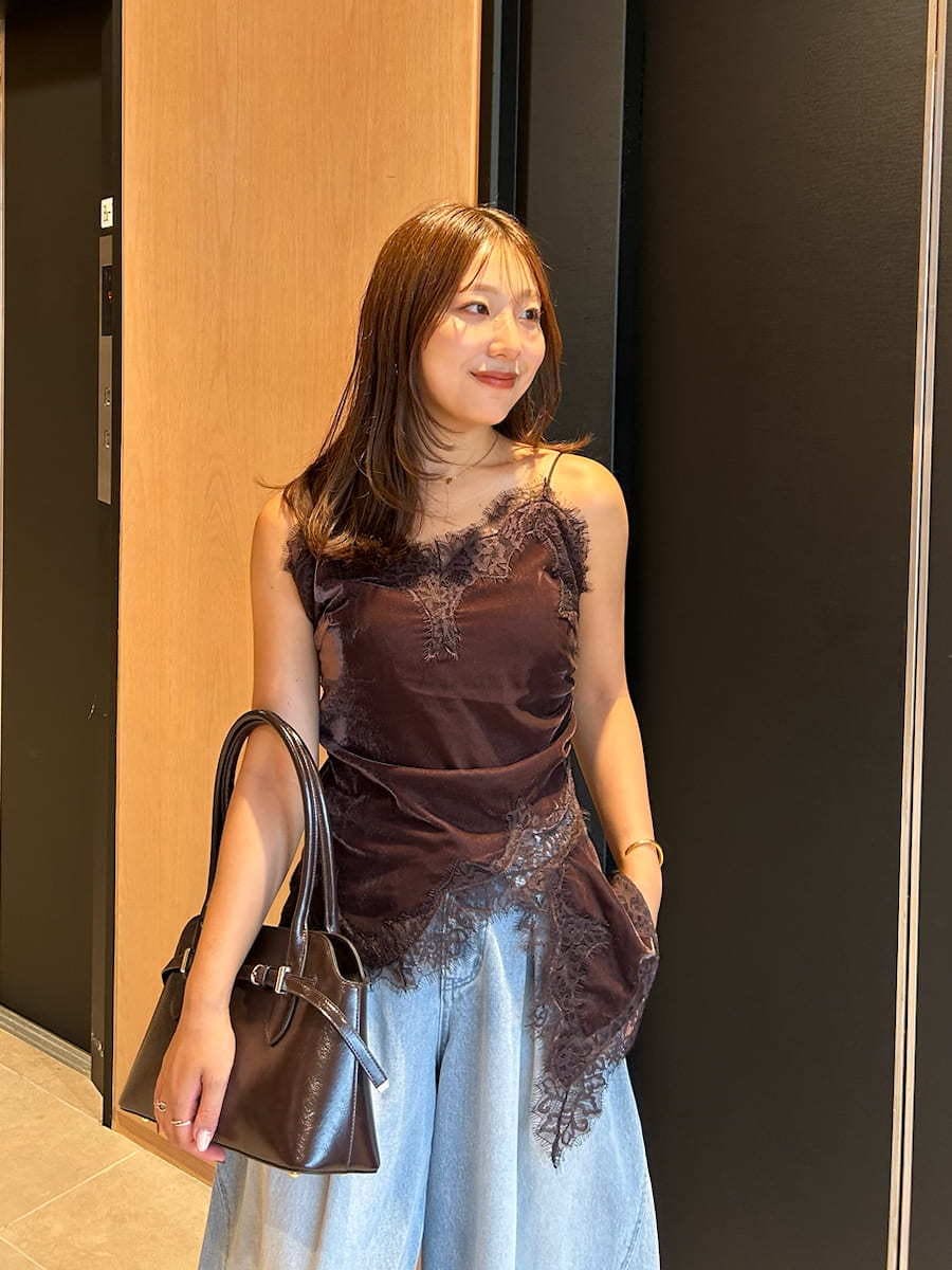 ブルー系のデニムパンツ、ブラウン系のキャミソール、ブラウン系のカーディガン/ボレロを着用したレディースの秋コーディネートの6枚目の写真