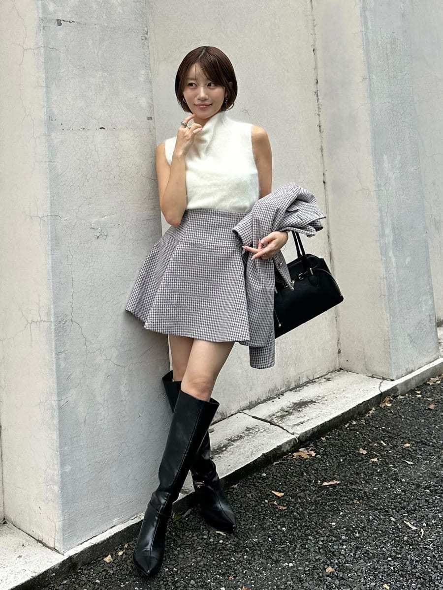 その他のノーカラージャケット、その他のその他パンツ、ホワイト系のTシャツ/カットソーを着用したレディースの秋コーディネートの8枚目の写真