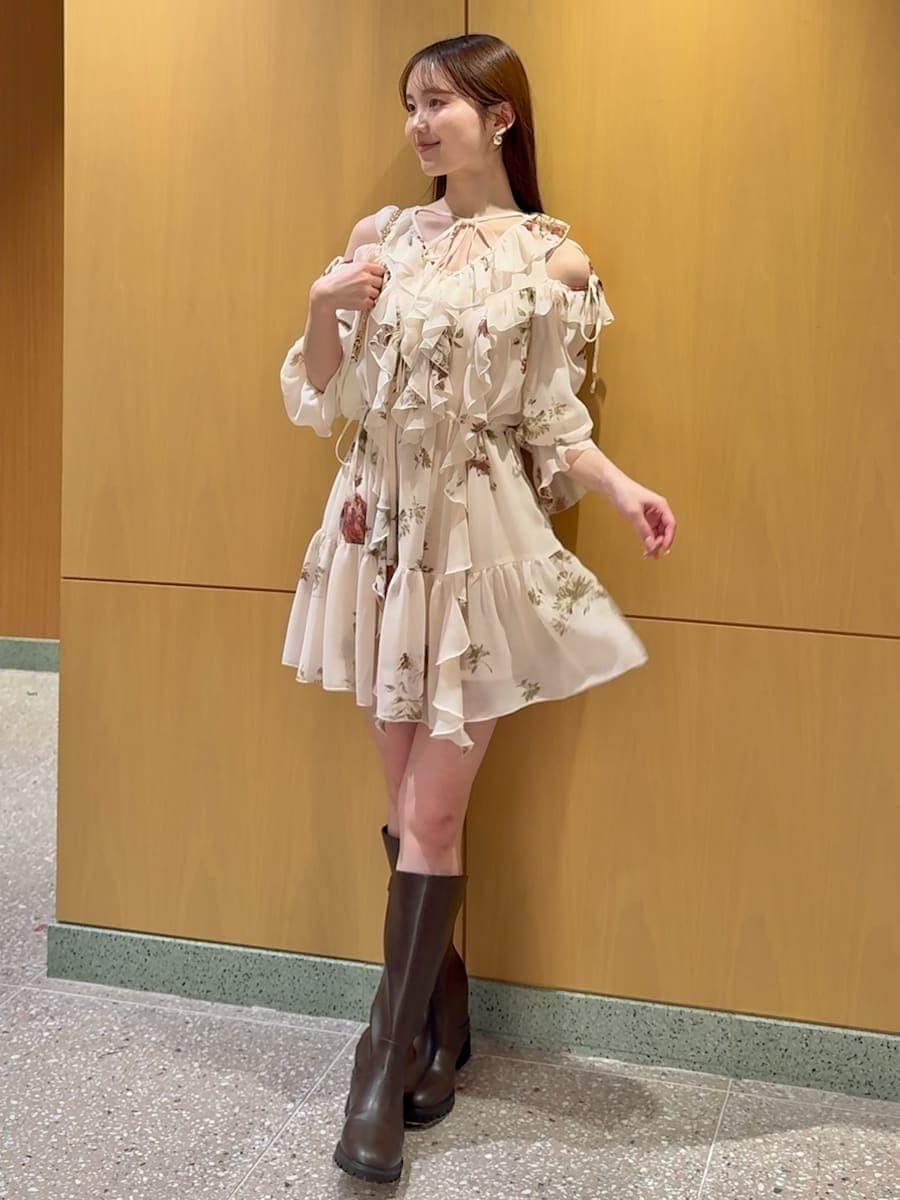 ホワイト系のショルダーバッグを着用したレディースの春コーディネートの2枚目の写真