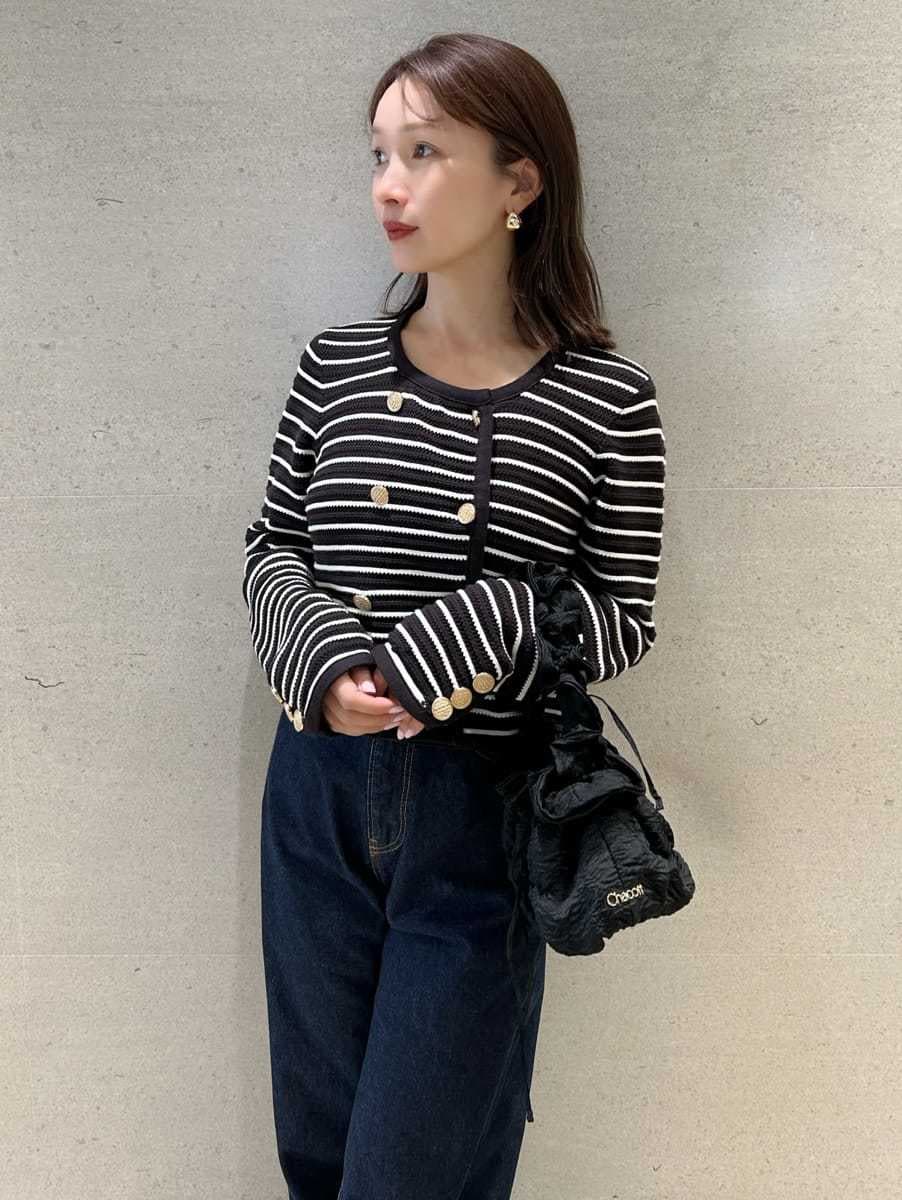 ブルー系のデニムパンツ、その他のノーカラージャケット、ゴールド系のピアス（両耳用）を着用したレディースの春コーディネートの2枚目の写真