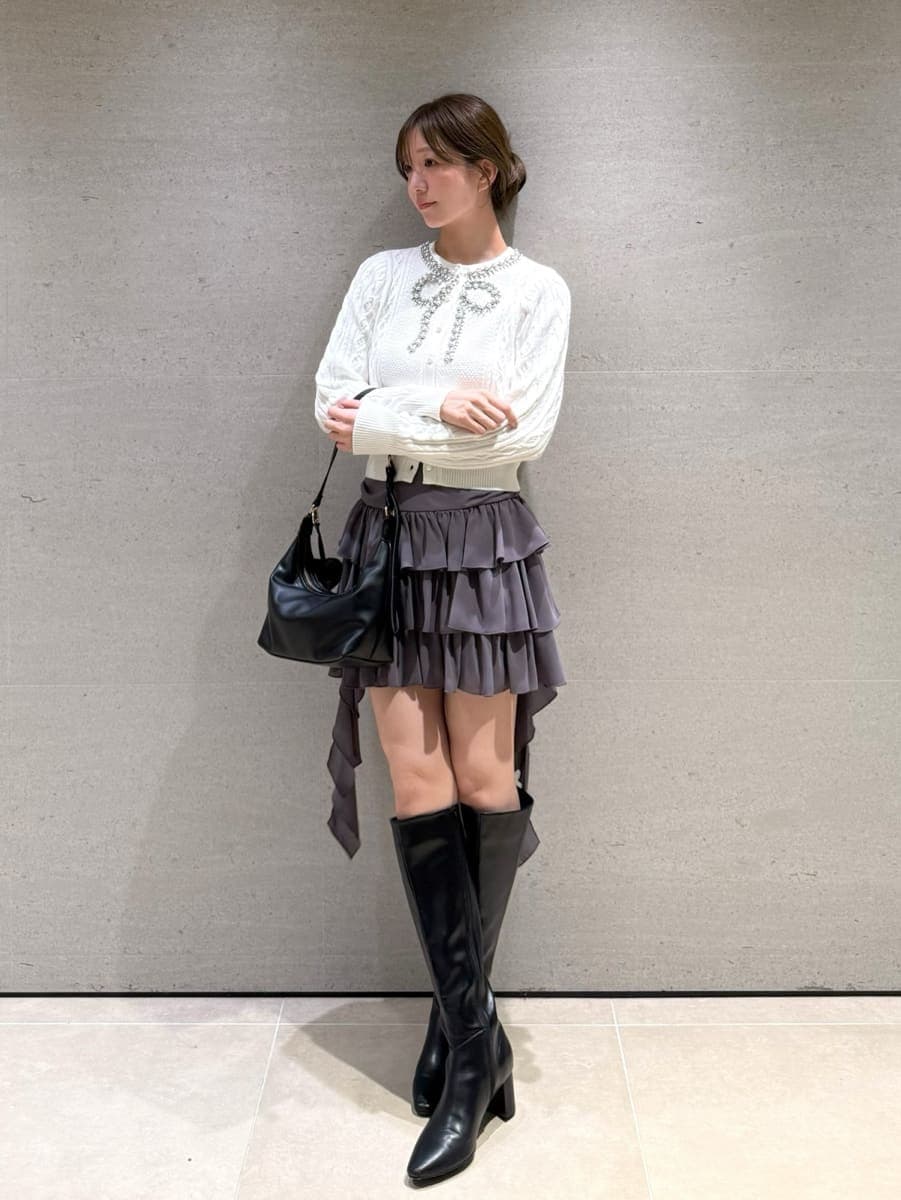 ホワイト系のモッズコート、グレー系のその他パンツ、ホワイト系のニット/セーターを着用したレディースの秋コーディネートの5枚目の写真