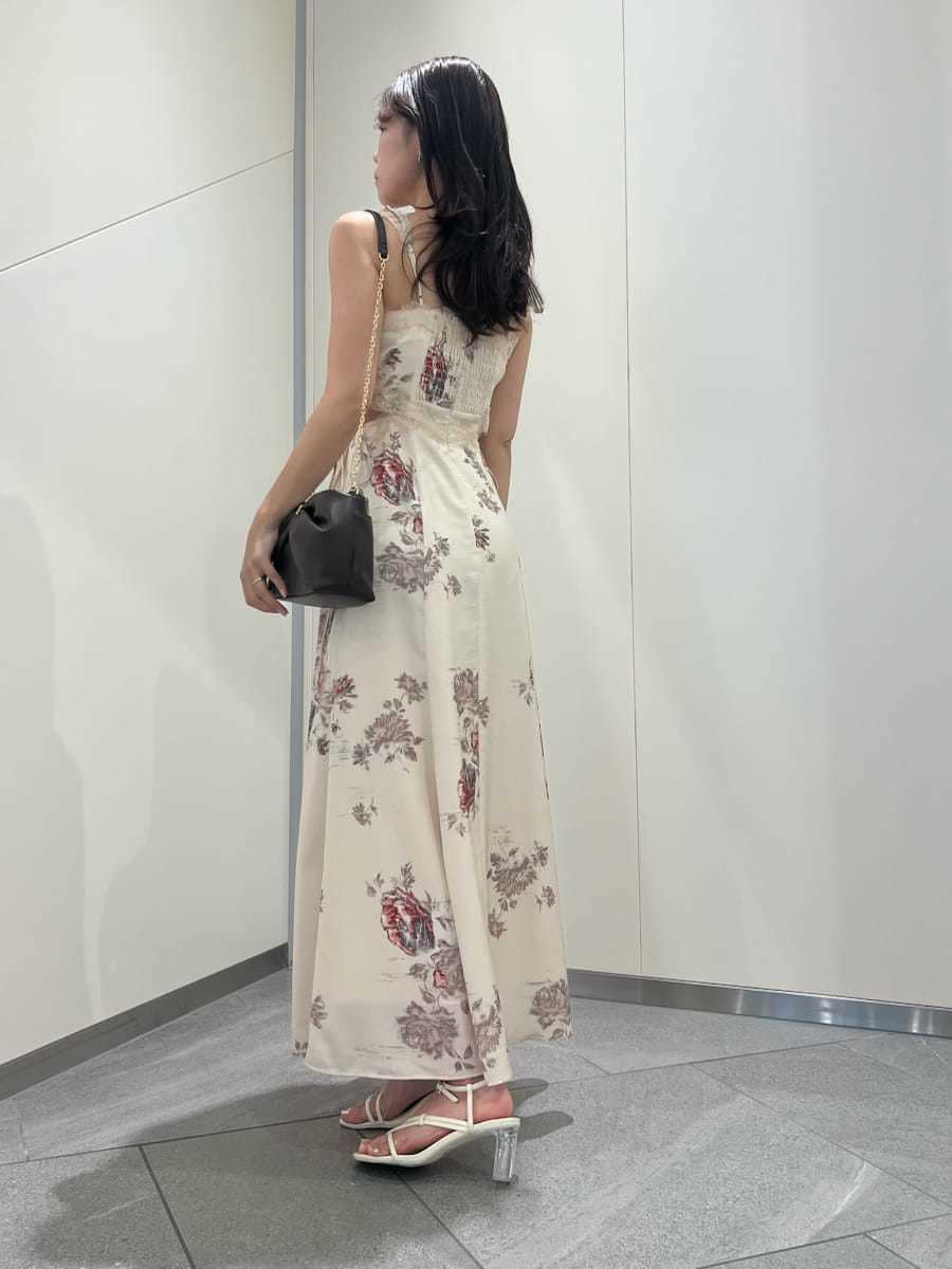 ホワイト系のワンピース、ホワイト系のサンダルを着用したレディースの春コーディネートの3枚目の写真
