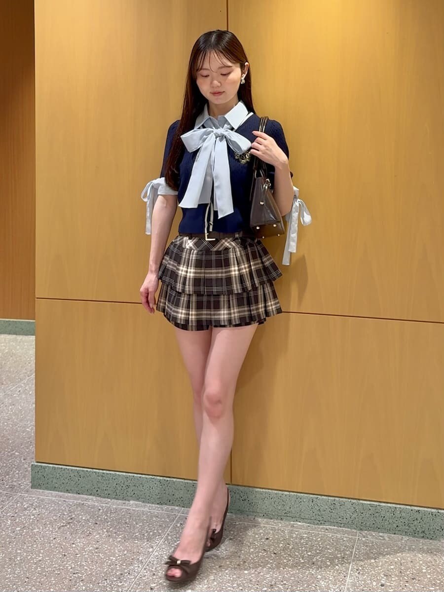 ブラウン系のその他パンツ、ブルー系のニット/セーター、ブラウン系のボストンバッグを着用したレディースの夏コーディネートの2枚目の写真