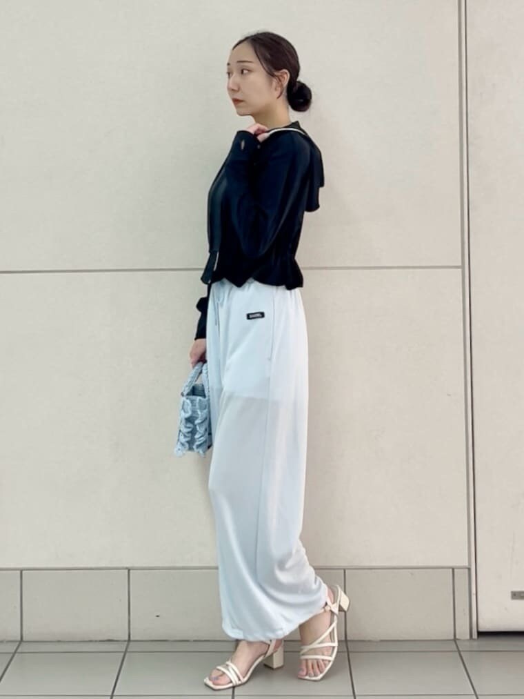 ブルー系のその他パンツ、ブルー系のショルダーバッグ、ブラック系のパーカーを着用したレディースの春コーディネートの3枚目の写真