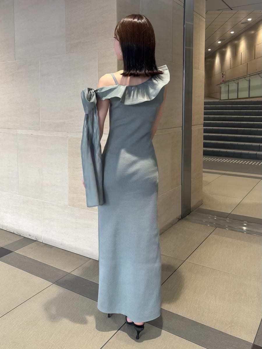 グリーン系のワンピース、ブラック系のサンダル、ブラック系のショルダーバッグを着用したレディースの夏コーディネートの5枚目の写真