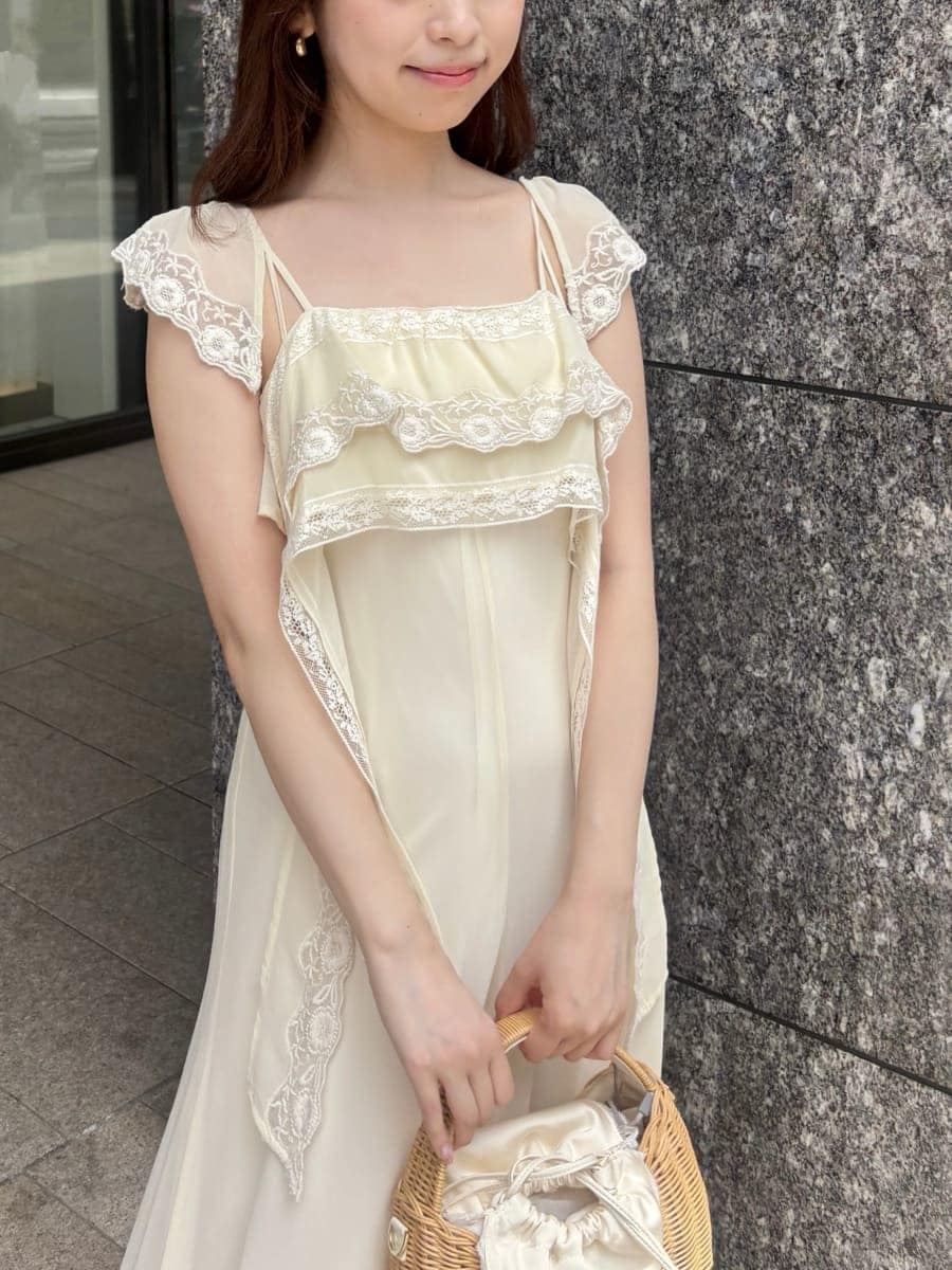 ホワイト系のかごバッグ、イエロー系のワンピース、その他のサンダルを着用したレディースの夏コーディネートの7枚目の写真