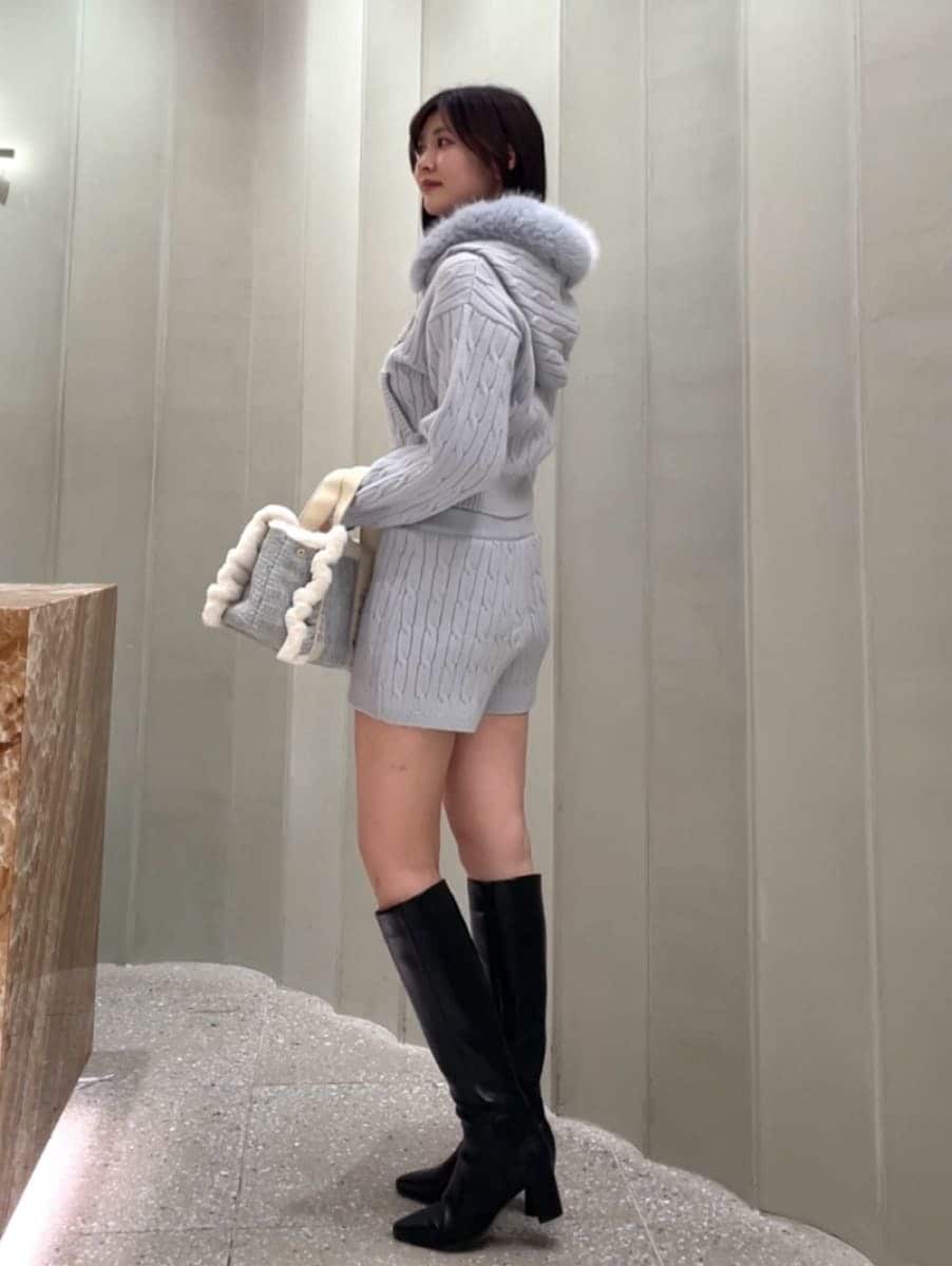 ブルー系のその他パンツ、ブルー系のパーカー、ブラック系のブーツを着用したレディースの秋コーディネートの5枚目の写真