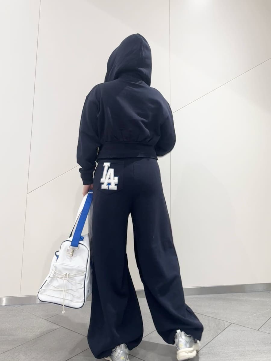 ブルー系のその他パンツ、ブルー系のパーカー、ブルー系のキャミソールを着用したレディースの春コーディネートの8枚目の写真