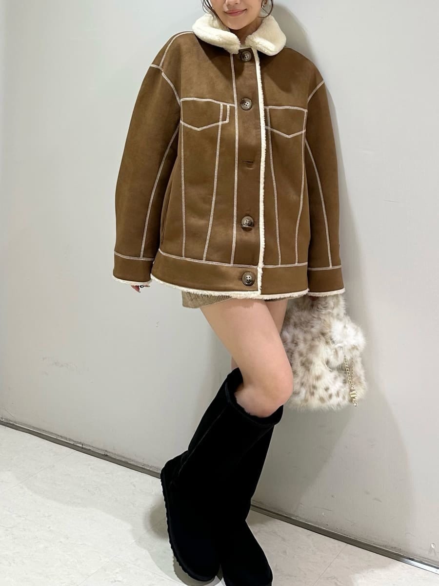 ブラウン系のその他パンツ、その他のショルダーバッグを着用したレディースの秋コーディネートの8枚目の写真