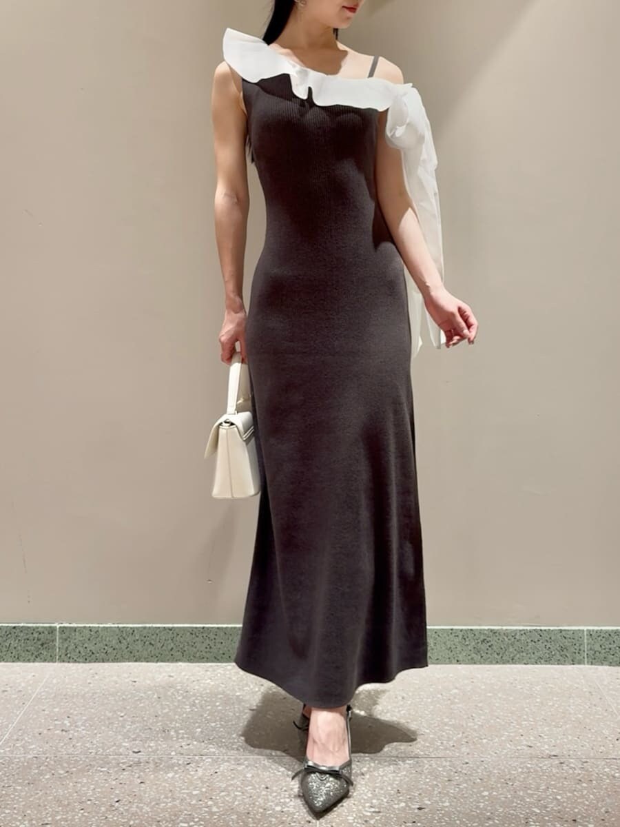 グレー系のワンピース、ホワイト系のショルダーバッグを着用したレディースの夏コーディネートの6枚目の写真