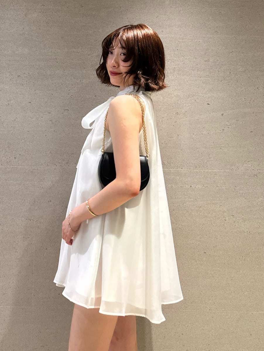 ブラック系のショルダーバッグ、ホワイト系のシャツ/ブラウス、ブラック系のサンダルを着用したレディースの夏コーディネートの6枚目の写真