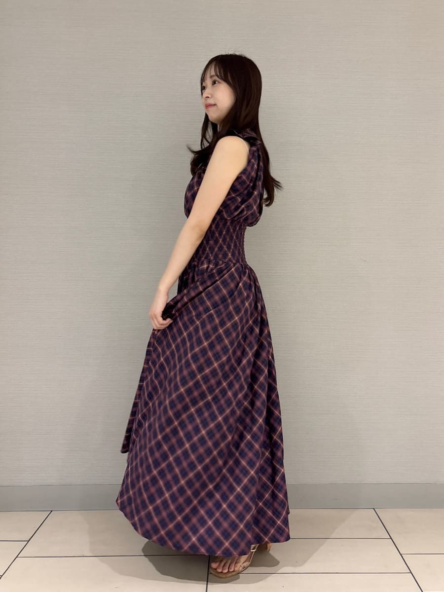 その他のサンダル、ブラウン系のハンドバッグ、パープル系のワンピースを着用したレディースの夏コーディネートの2枚目の写真