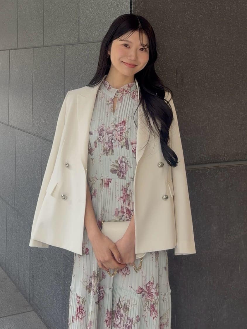 ホワイト系のテーラードジャケット、グリーン系のワンピース、ホワイト系のショルダーバッグを着用したレディースの春コーディネートの7枚目の写真