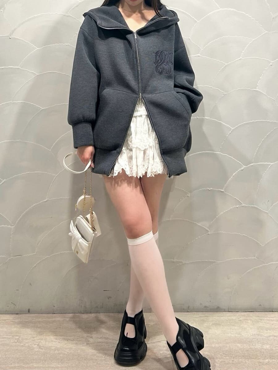 ホワイト系のその他パンツ、ホワイト系のショルダーバッグ、ブラック系のスニーカーを着用したレディースの春コーディネートの5枚目の写真