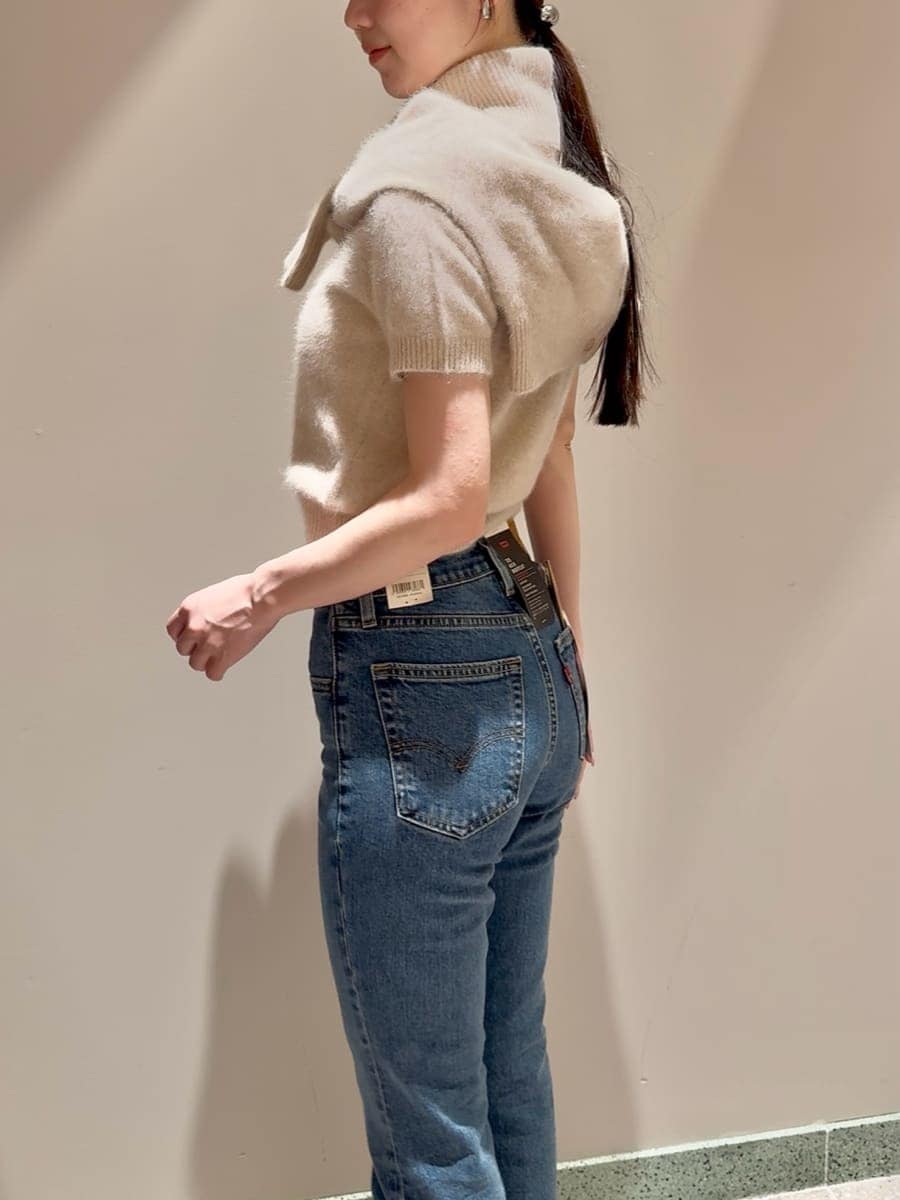 ピンク系のカーディガン/ボレロ、ピンク系のニット/セーター、ブルー系のデニムパンツを着用したレディースの秋コーディネートの5枚目の写真