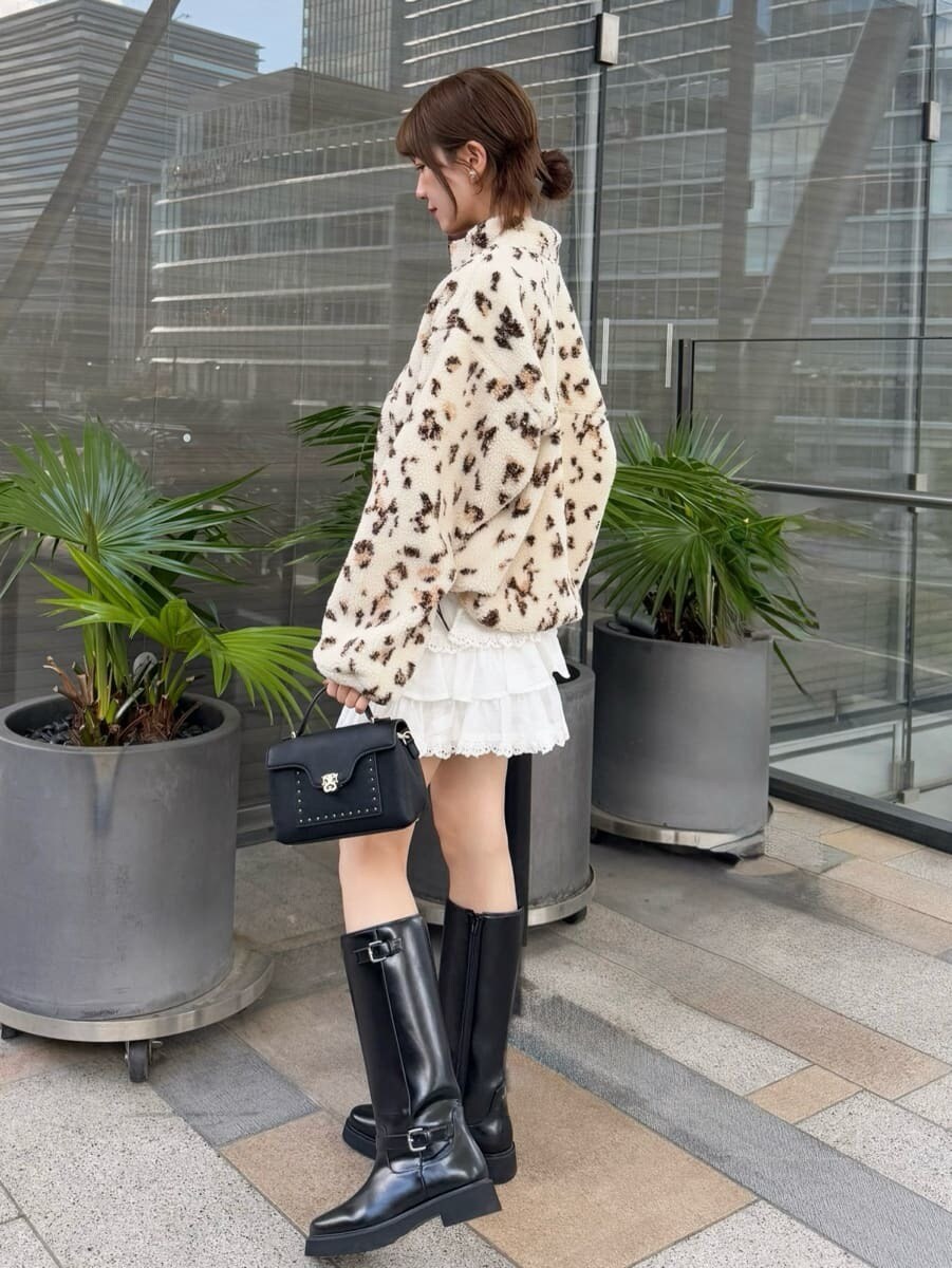 その他のTシャツ/カットソー、ホワイト系のその他パンツ、ブラック系のショルダーバッグを着用したレディースの秋コーディネートの2枚目の写真