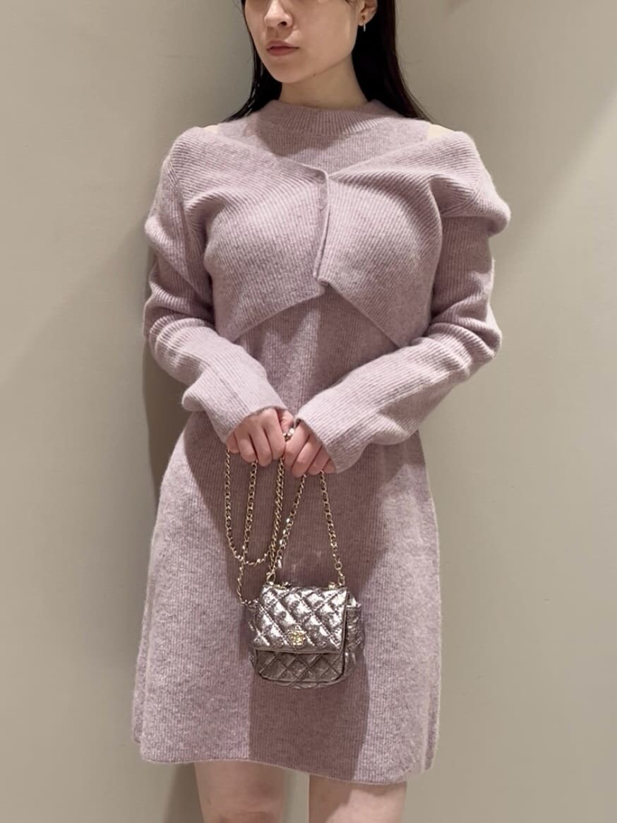 パープル系のショルダーバッグ、ピンク系のワンピース、ピンク系のカーディガン/ボレロを着用したレディースの冬コーディネートの4枚目の写真