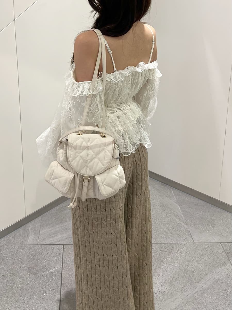 ブラウン系のその他パンツ、ホワイト系のシャツ/ブラウス、ブラウン系のパーカーを着用したレディースの秋コーディネートの10枚目の写真