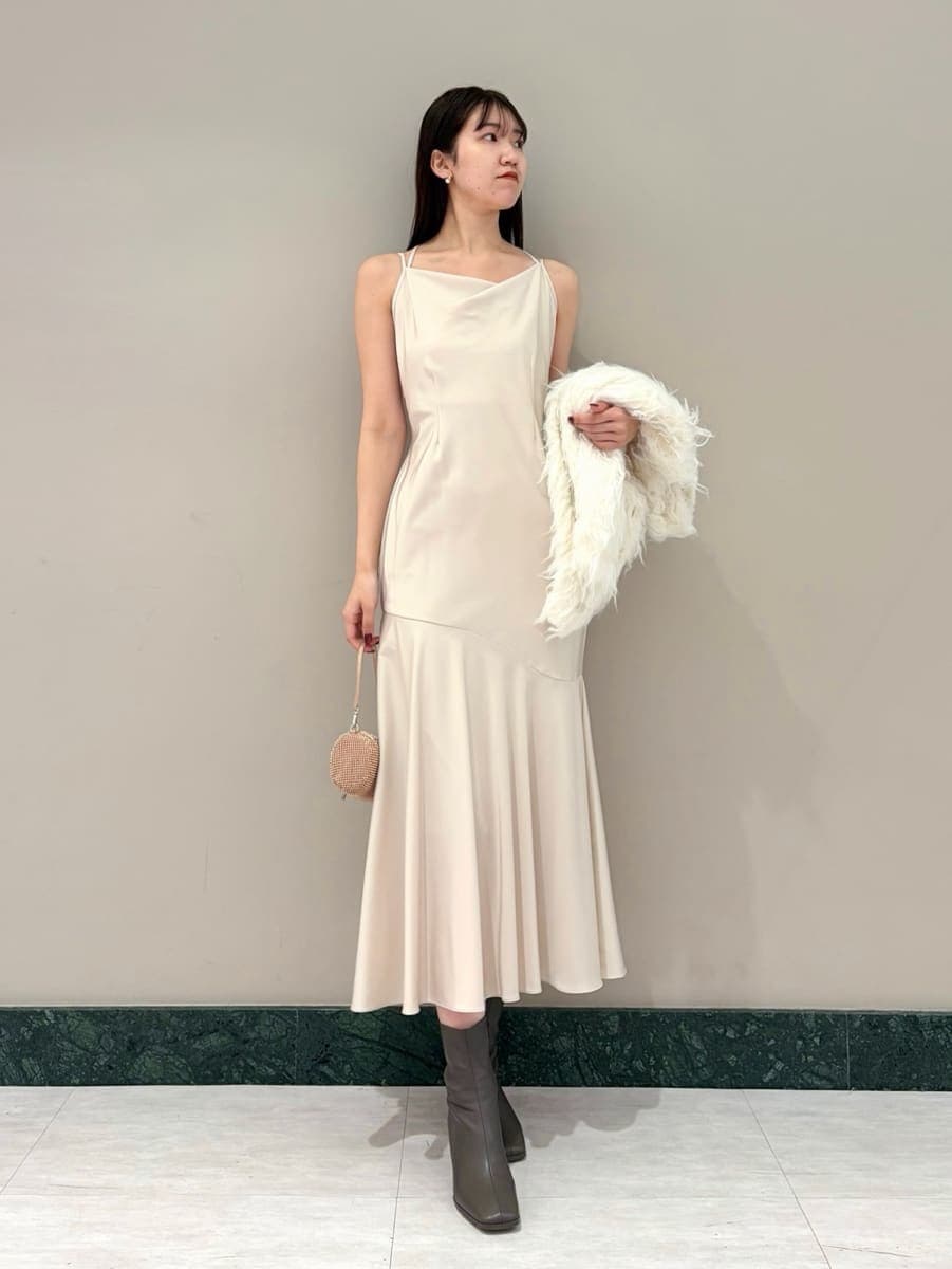 ホワイト系のワンピース、ホワイト系のカーディガン/ボレロ、その他のイヤリングを着用したレディースの冬コーディネートの2枚目の写真