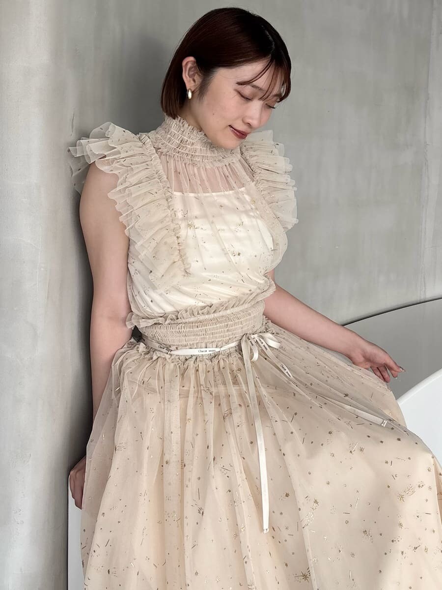 ベージュ系のシャツ/ブラウス、ベージュ系のスカートを着用したレディースの夏コーディネートの5枚目の写真