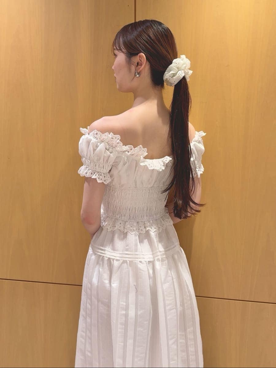 ホワイト系のワンピース、ブラウン系のサンダル、ブラウン系のトートバッグを着用したレディースの夏コーディネートの6枚目の写真