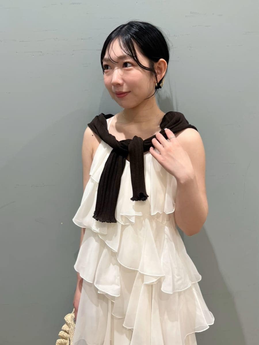 ベージュ系のショルダーバッグ、ブラウン系のニット/セーター、ホワイト系のドレスを着用したレディースの夏コーディネートの5枚目の写真