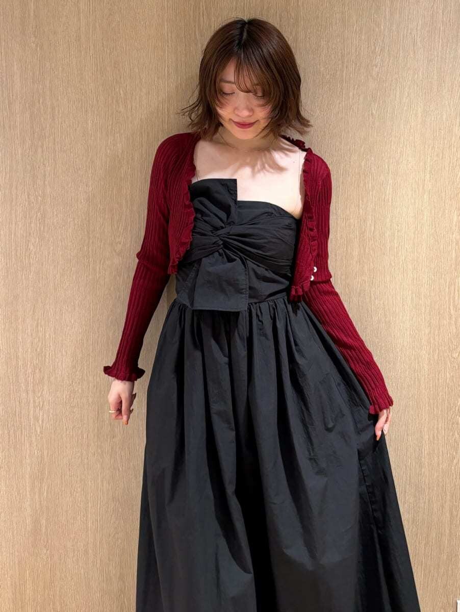 レッド系のカーディガン/ボレロ、ブラック系のサンダル、ブラック系のワンピースを着用したレディースの夏コーディネートの7枚目の写真