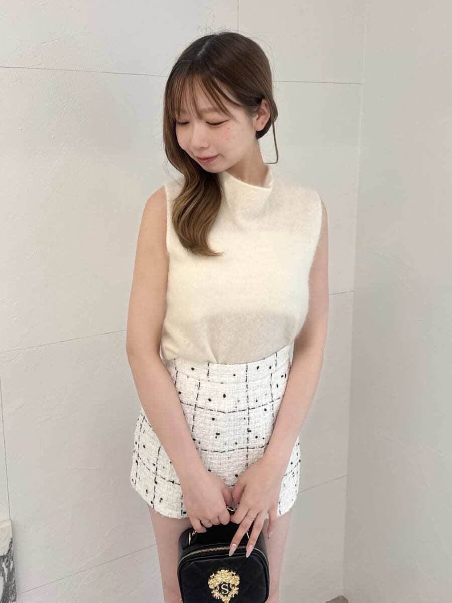 ホワイト系のノーカラージャケット、ホワイト系のその他パンツ、ホワイト系のTシャツ/カットソーを着用したレディースの秋コーディネートの6枚目の写真