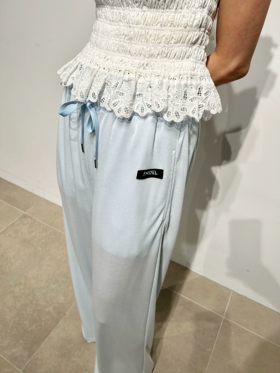 ホワイト系のシャツ/ブラウス、ブルー系のキャップを着用したレディースの冬コーディネートの8枚目の写真