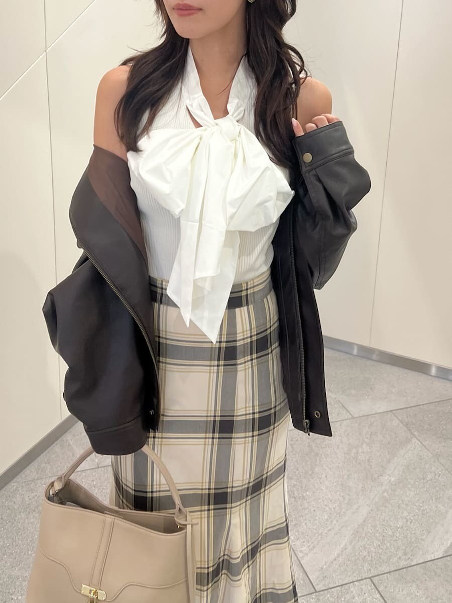 ブラウン系のブルゾン、その他のスカート、ホワイト系のTシャツ/カットソーを着用したレディースの夏コーディネートの5枚目の写真